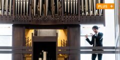 Strahlende Orgel in lichtem Raum
