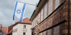 Antisemitismus: Angriffe auf Israel-Flaggen – Gruppe dringt in Rathaus ein